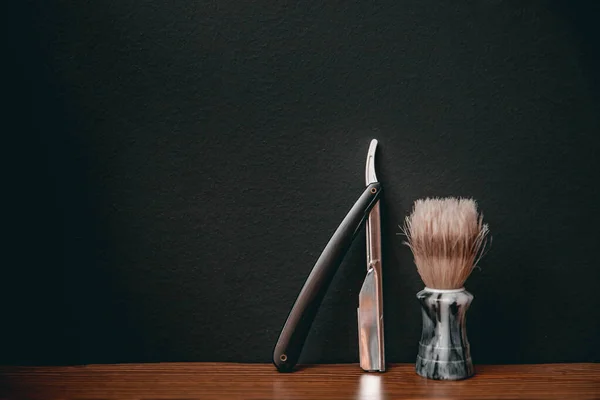 Кисть и бритва для бритья бороды. Концепция фона парикмахерской мужчин, парикмахерская — стоковое фото