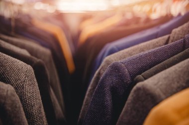 Sıraya dizilmiş erkekler için dış giysi alışverişi