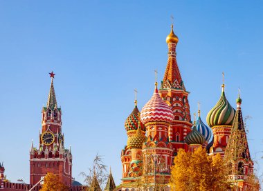 Spasskaya Kulesi Kremlin ve Moskova 'daki Aziz Basil Katedrali Kızıl Meydanı, Rusya sonbahar