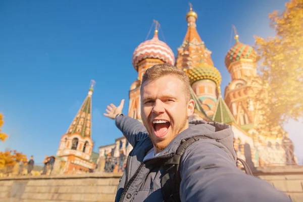 Man turist gör selfie foto på bakgrunden Saint Basil Cathedral Röda torget i Moskva, Ryssland. Resebegrepp — Stockfoto