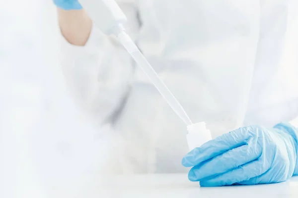 Chemische laboratorium analyseren samenstelling van kwaliteitswater, arts in laboratoriumjas houdt pipet — Stockfoto