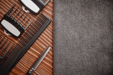 Erkekler için berber dükkanı arka planı, kuaför aletleri, makas ve tarak, kopyalama alanı