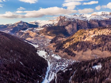 Sonbahar Dolomites panorama fotoğraf, güneşli bir gün. Havadan görünüm