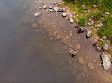 Dağ nehrindeki balıkçı botlarıyla somon balığı avlıyor, sabah. Havadan üst görünüm