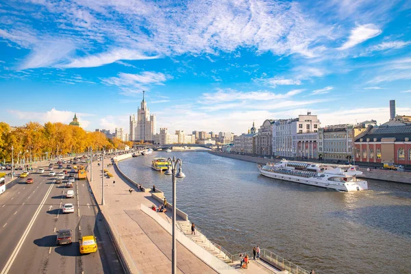 Moskva - 13. října 2018: Scénická panorama Zaryadye Park s výhledem na řeku a Stalin mrakodrap zábavní loď, Rusko podzim. — Stock fotografie