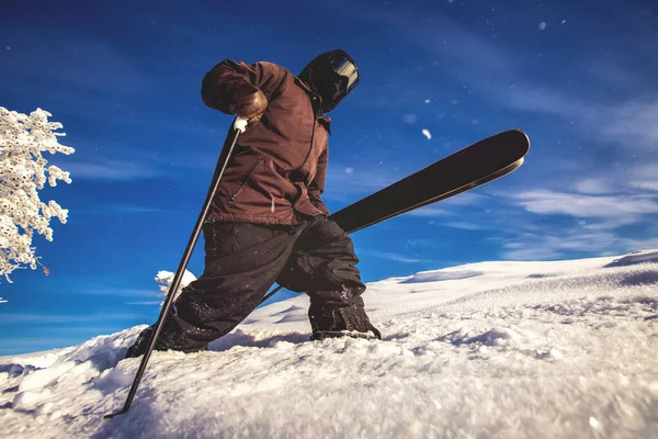 Skier йде в глибокий сніг в горах, спускаючись під час фрірайду — стокове фото