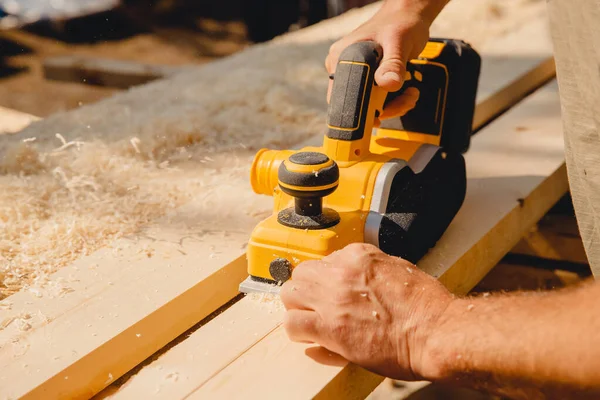 Cepilladora portátil móvil eléctrica para procesar pinturas de madera en leñador — Foto de Stock