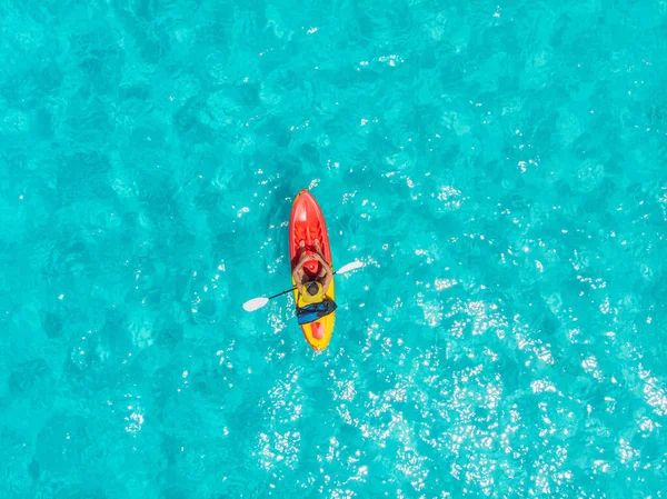 Vista aérea Kayak barco de agua turquesa mar, día soleado. Concepto de viaje —  Fotos de Stock