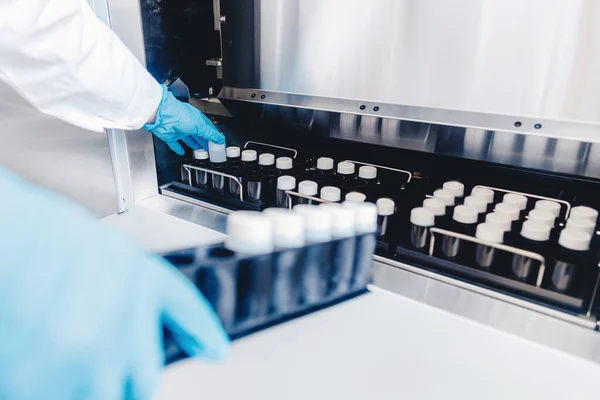 Медичний фахівець розміщує зразки в банку сперматозоїдів для зберігання та аналізу. Концептуальне клонування — стокове фото