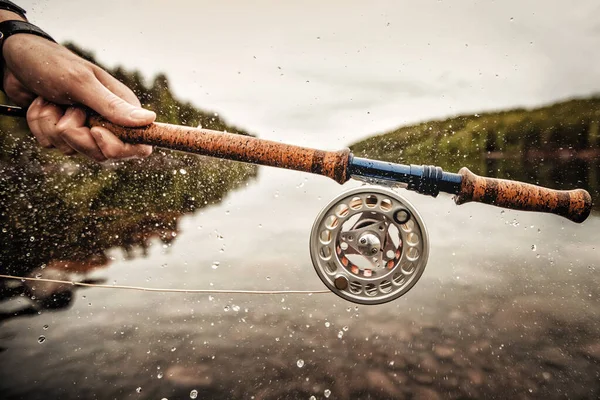 Pêcheur utilisant la pêche à la mouche de canne dans la rivière de montagne — Photo