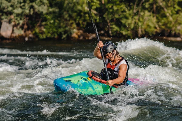 Un tizio in kayak naviga sul fiume di montagna. Kayak Whitewater, rafting sportivo estremo — Foto Stock
