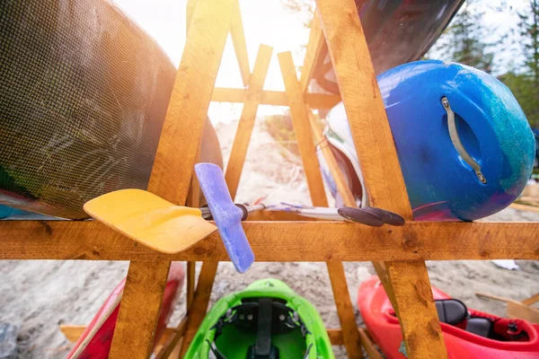 Helm und Paddel zum Kajakfahren. Extremsportkonzept am Gebirgsfluss — Stockfoto