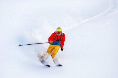 Arka planda kayakçı parlak beyaz, tüylü kar