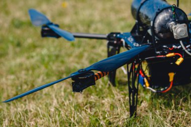 Arka planda siyah pervaneli elektrikli dron motoru