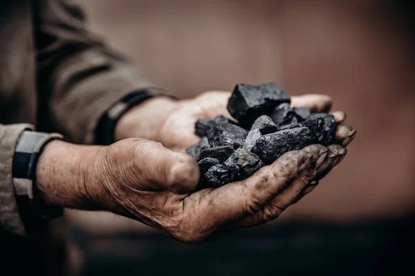 광부는 석탄, 야자수 질감을 보유하고 있습니다. 컨셉 마이닝, 블랙 스톤. — 스톡 사진