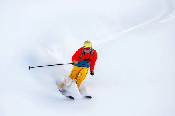 Skifahrer auf Hintergrund strahlend weißer, flauschiger Schnee — Stockfoto