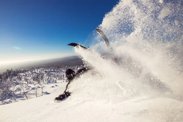 Skifahrer stürzt im Schnee, zieht sich Fraktur und Verletzung zu. hohe Geschwindigkeit, frostiger Staub breitet sich aus — Stockfoto