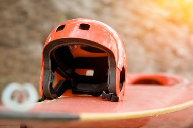 Kano için kask ve kürek. Dağ nehrinde ekstrem spor kavramı
