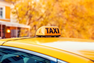Taksi sarı arabanın çatısı yolcu bekliyor.