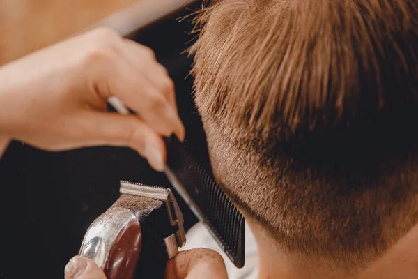 Barbiere maestro parrucchiere fa forbici acconciatura e pettine. Concetto Barbiere — Foto Stock