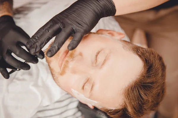 Hipster cliente visita in negozio di barba barba da barba barba. — Foto Stock