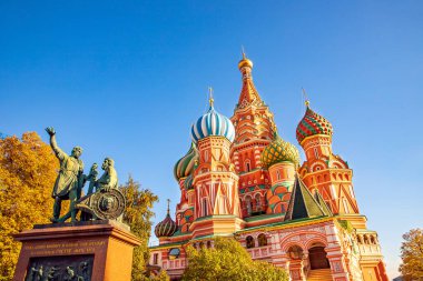 Moskova 'daki Kızıl Meydan' daki Aziz Basil Katedrali, sonbaharda. Seyahat kavramı