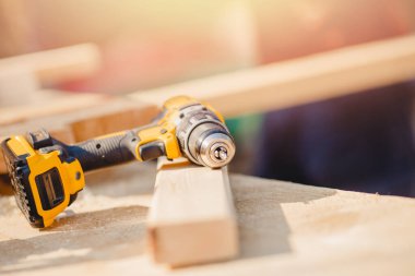 Tahta kirişteki cıvataları tamir etmek ve sıkmak için elektrikli mobil tornavida.