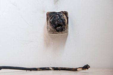 Elektrik kısa devre etkileri. Evde kablo ve rozet soket fişinin yanmasından kaynaklanan arıza