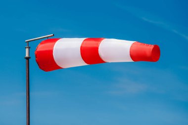 Pist havaalanında rüzgar sock göstergesi