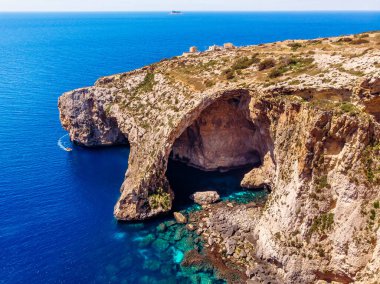 Mavi Grotto, Malta 'nın kuş adasında. Havadan üst görünüm
