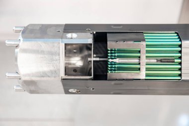 Nükleer reaktörün uranyum çubuk elementi.