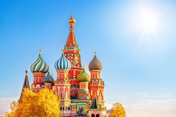Katedrála sv. Basila na Rudém náměstí v Moskvě, Rusko podzim — Stock fotografie