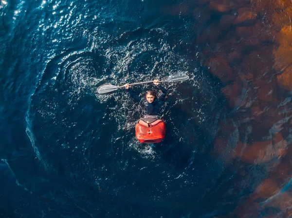Экстремальный трюк на каяке в горной реке, вид сверху с воздуха — стоковое фото