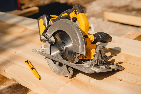 Herramienta portátil sierra circular para cortar madera — Foto de Stock