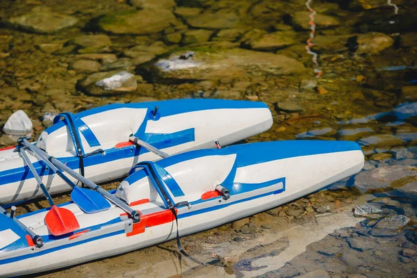 Rafting barco se encuentra en la orilla del río de montaña, esperando a los turistas —  Fotos de Stock