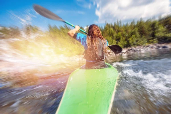 Rapariga está de caiaque com salpicos de spray paddle. Dia de verão, conceito de viagem — Fotografia de Stock