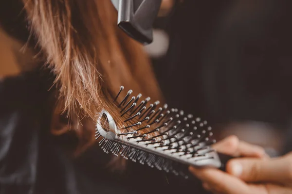 Kapper maakt haar styling aan man met haardroger en kam — Stockfoto