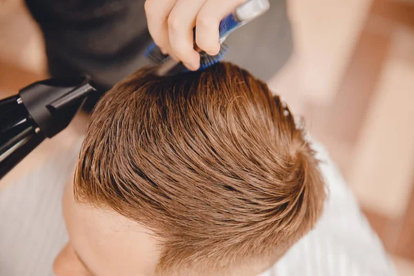 Man glimlachende hipster in kapperszaak, vintage achtergrond — Stockfoto