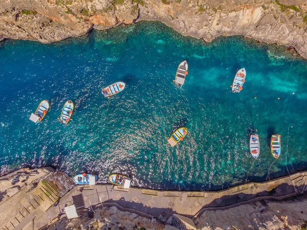 Gruta Azul en Malta. Barco de placer con carreras de turistas. Vista superior aérea — Foto de Stock