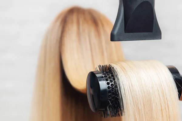 Primer plano de secador de pelo, salón de corte de concepto, estilista femenina —  Fotos de Stock