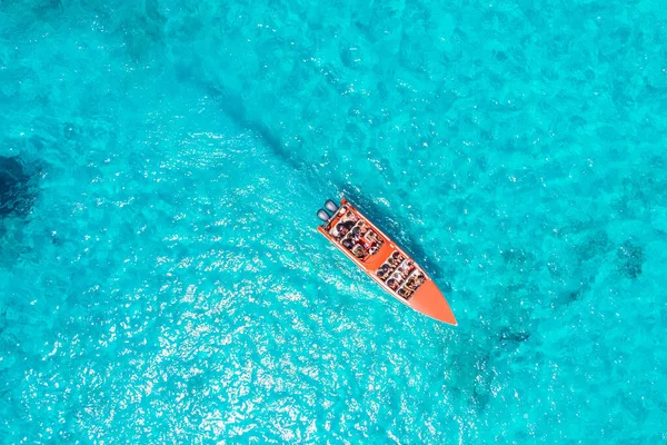 Nöje speedboat segling på blått klart vatten av stora korall rev med guidad tur. Koncept resor fartyg. Utsikt från luften. — Stockfoto