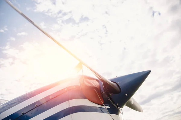 Närbild flygplan propeller med soleruption på himlen bakgrund — Stockfoto