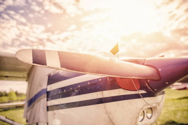 Acercamiento de la hélice del avión con destello solar en el fondo del cielo — Foto de Stock