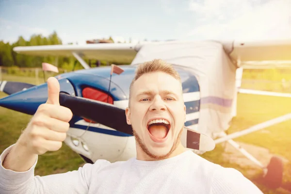 Feliz piloto piloto selfie foto aviador sonriendo en el avión impulsado por la hélice de fondo. Concepto de alquiler viajes — Foto de Stock