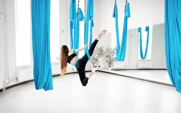 Mouche aérienne yoga jeunes belles femmes gymnaste en hamac bleu — Photo