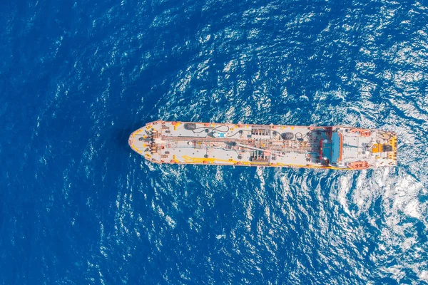 Oljefartyg kemiska tankfartyg seglar blått hav. Ovanifrån. Begreppsexport — Stockfoto