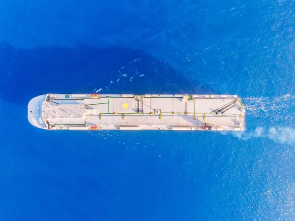 Transportador que envia para fora do porto comercial mar azul. Vista aérea superior — Fotografia de Stock