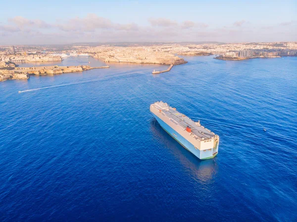 Transportador de carro que envia para fora do porto comercial Valetta, Malta. Vista aérea superior — Fotografia de Stock