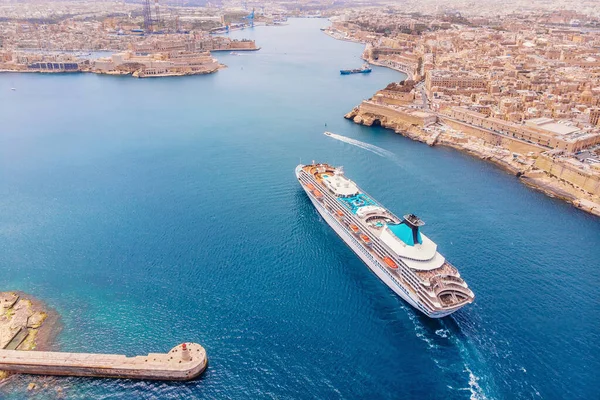 Port liniowej statku wycieczkowego w Valletcie, Malta. Zdjęcie w widoku z lotu ptaka — Zdjęcie stockowe