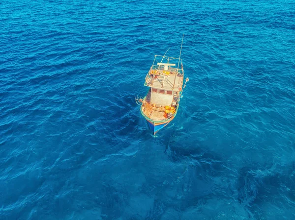 Navio comercial é barco de pesca criado pescadores no Mar Mediterrâneo azul-turquesa. Fotografia aérea — Fotografia de Stock